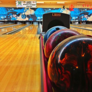 Krogle za bowling ter steze